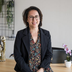 Romane Auvergne Coach thérapeute, accompagne les femmes confrontées à des blocages, schémas répétitifs, addictions ou transitions de vie, ainsi que toute personne souhaitant retrouver un nouvel équilibre et engager un changement durable.